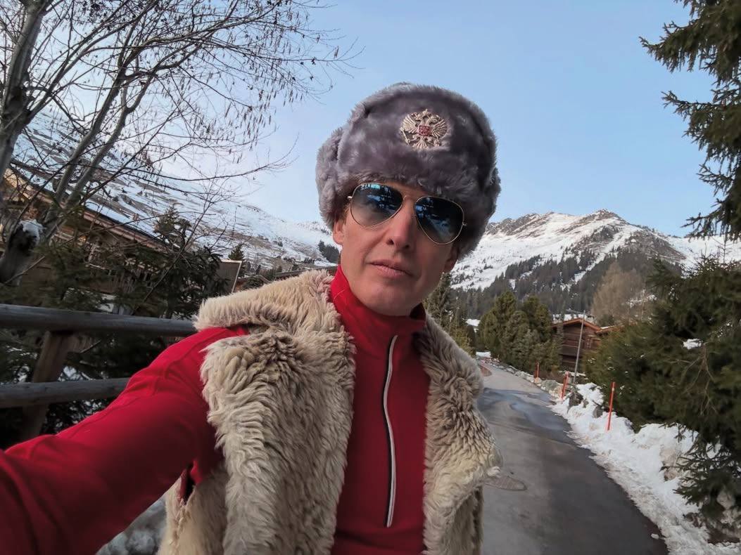 "Зніми це барахло". Джеймс Блант обурив появою в шапці з символікою РФ (фото)